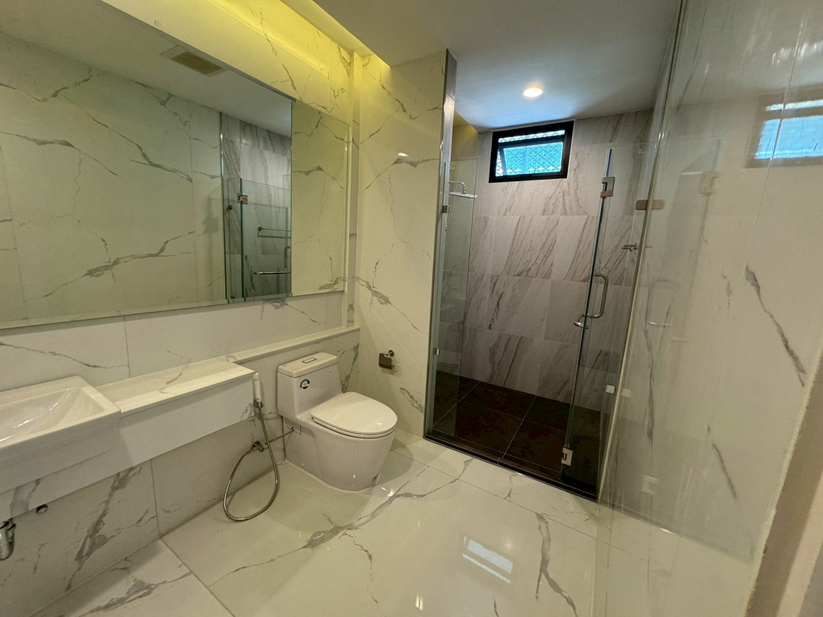 For RentHouseSukhumvit, Asoke, Thonglor : Fully renovated 4-bedroom house in Phrom Phong ** NO CO-AGENT ** 