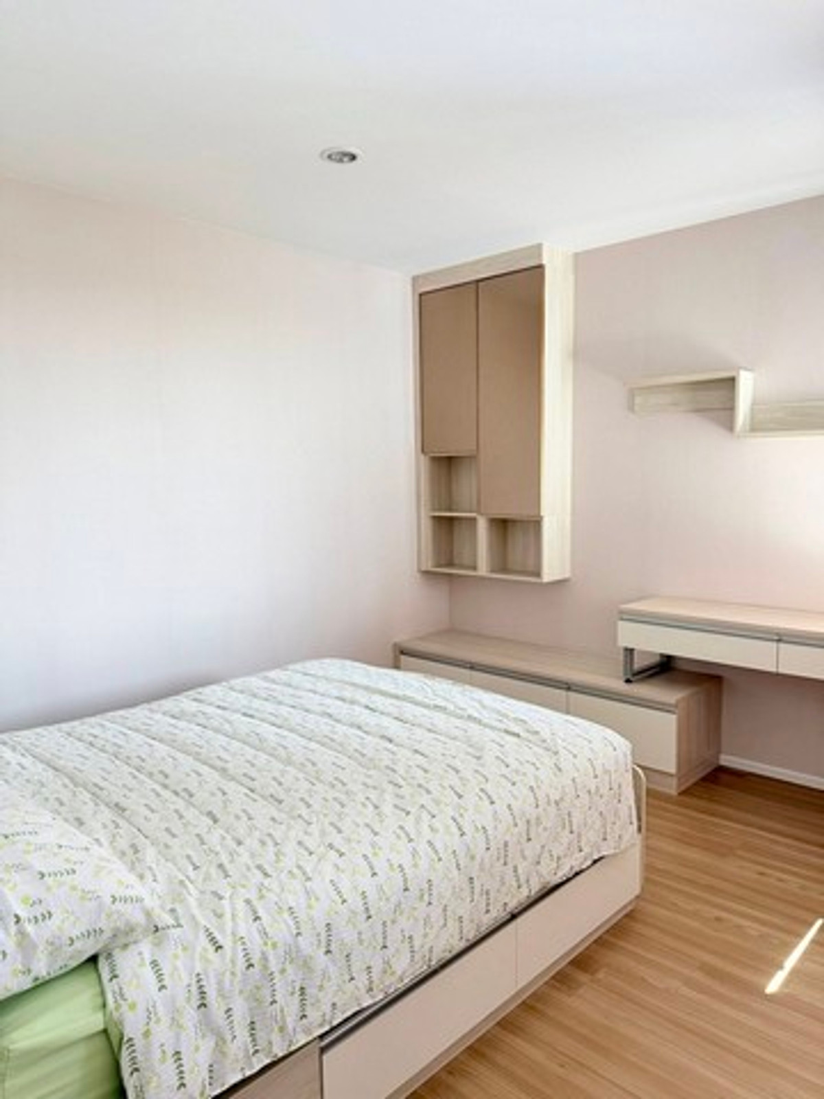 For RentTownhomePattanakan, Srinakarin : HR3237 corner townhome for rent Luxurious built-ins throughout the house, Nirvana Define Srinakarin-Rama 9, location next to the main road. ""New Krungthep Kreetha"" Travel into Rama 9 city in just a few minutes.