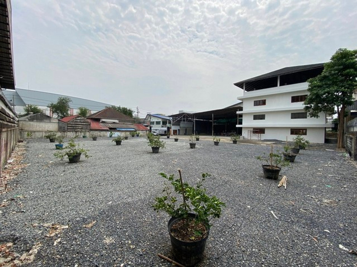 For RentWarehouseBangna, Bearing, Lasalle : HR3239 Warehouse for rent with office Whole house renovated, prime location, Bangna area, KM.2, opposite Central Bangna. Spacious area of ​​almost 1 rai, meets the needs of every SME & E-commerce business.