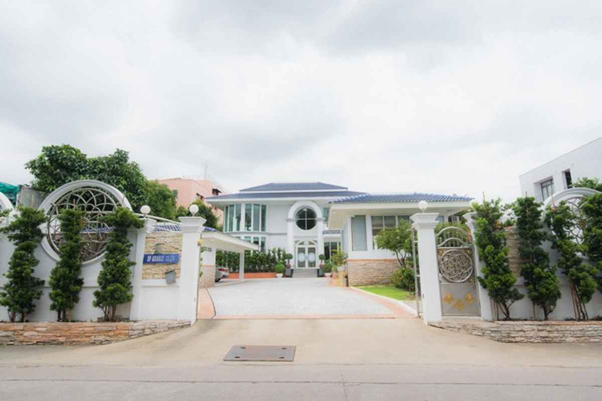 ขายบ้านพระราม 9 เพชรบุรีตัดใหม่ RCA : HR3234ขายคฤหาสน์หรู เนื้อที่ 1 ไร่เศษ พร้อมสระว่ายน้ำส่วนตัว | ทำเลทองพระราม 9 ใกล้รถไฟฟ้าสายสีส้ม 