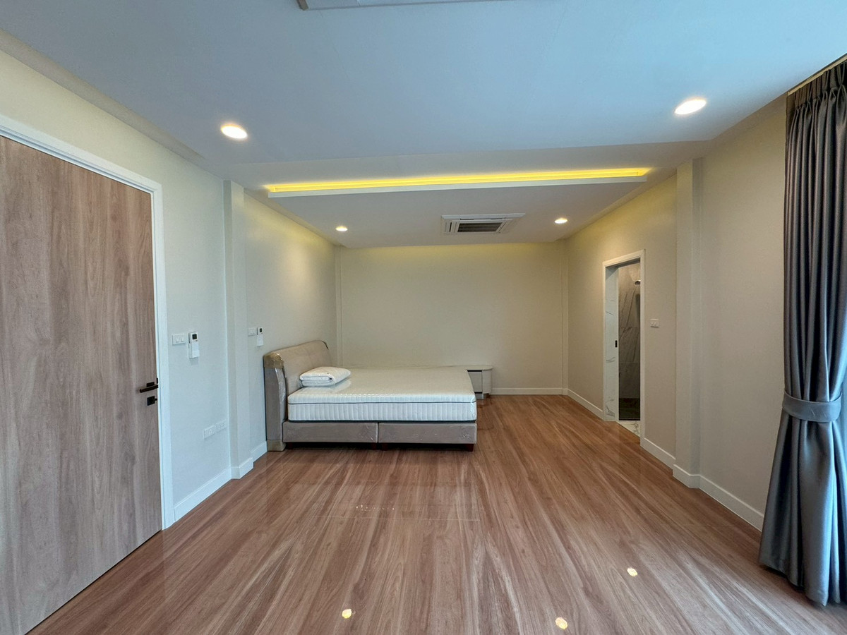 For RentHouseSukhumvit, Asoke, Thonglor : Fully renovated 4-bedroom house in Phrom Phong ** NO CO-AGENT ** 