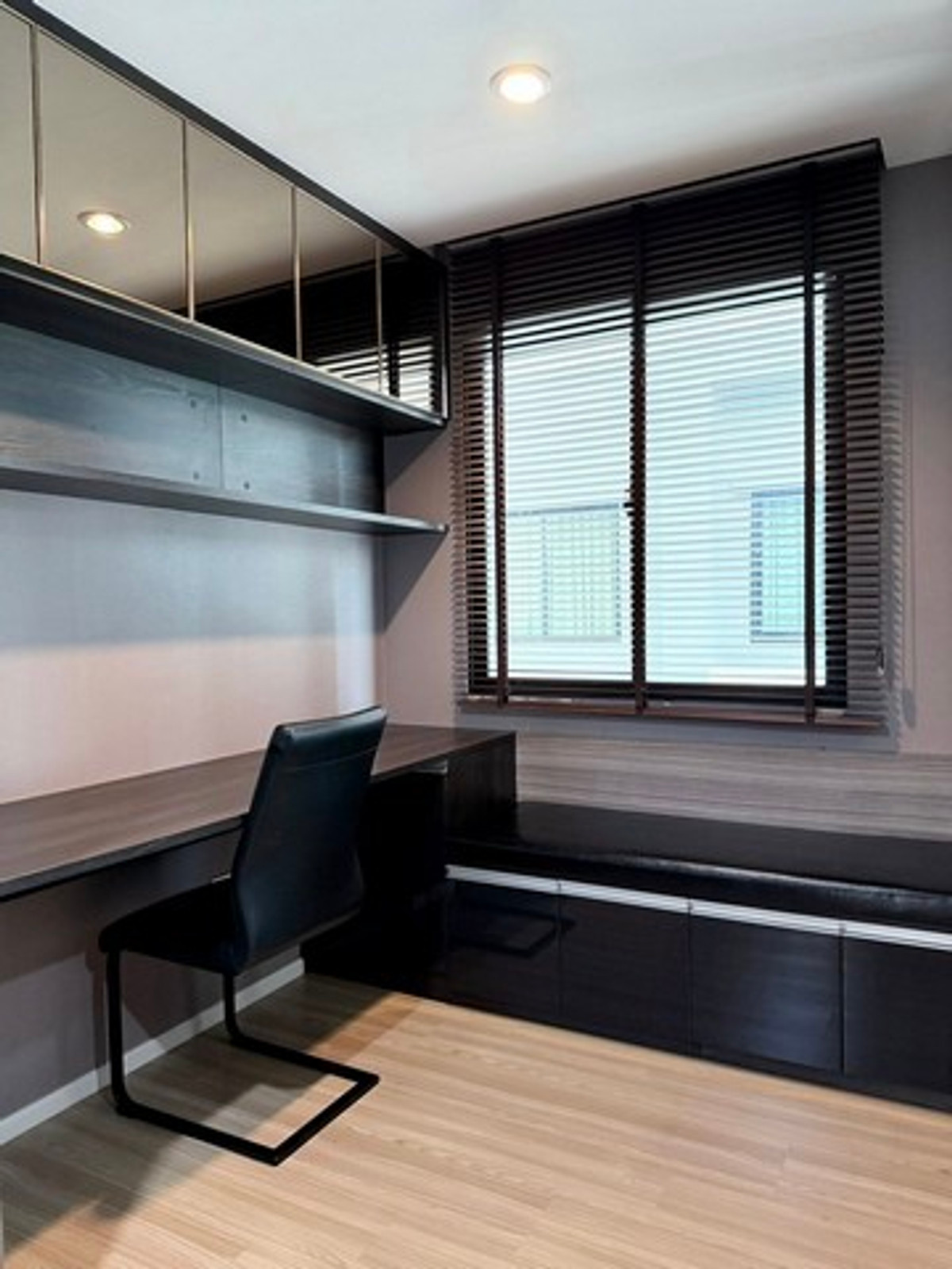 For RentTownhomePattanakan, Srinakarin : HR3237 corner townhome for rent Luxurious built-ins throughout the house, Nirvana Define Srinakarin-Rama 9, location next to the main road. ""New Krungthep Kreetha"" Travel into Rama 9 city in just a few minutes.