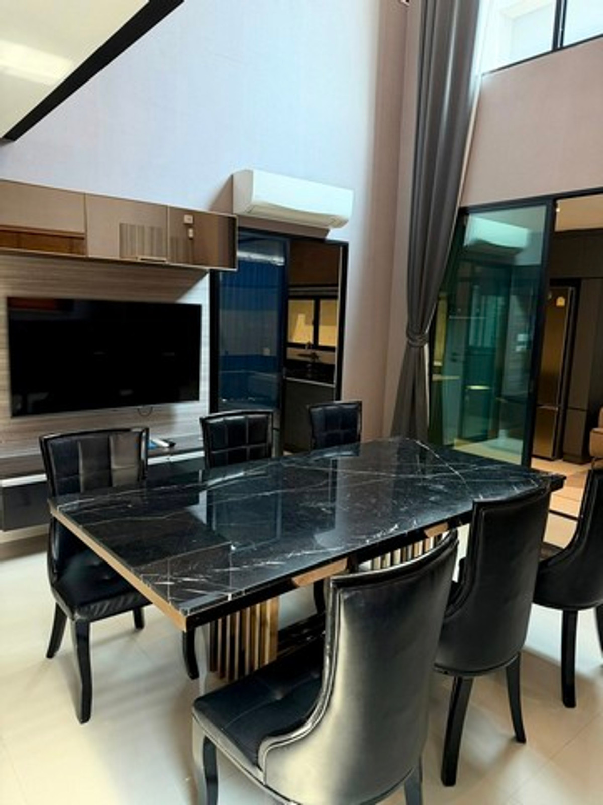 For RentTownhomePattanakan, Srinakarin : HR3237 corner townhome for rent Luxurious built-ins throughout the house, Nirvana Define Srinakarin-Rama 9, location next to the main road. ""New Krungthep Kreetha"" Travel into Rama 9 city in just a few minutes.
