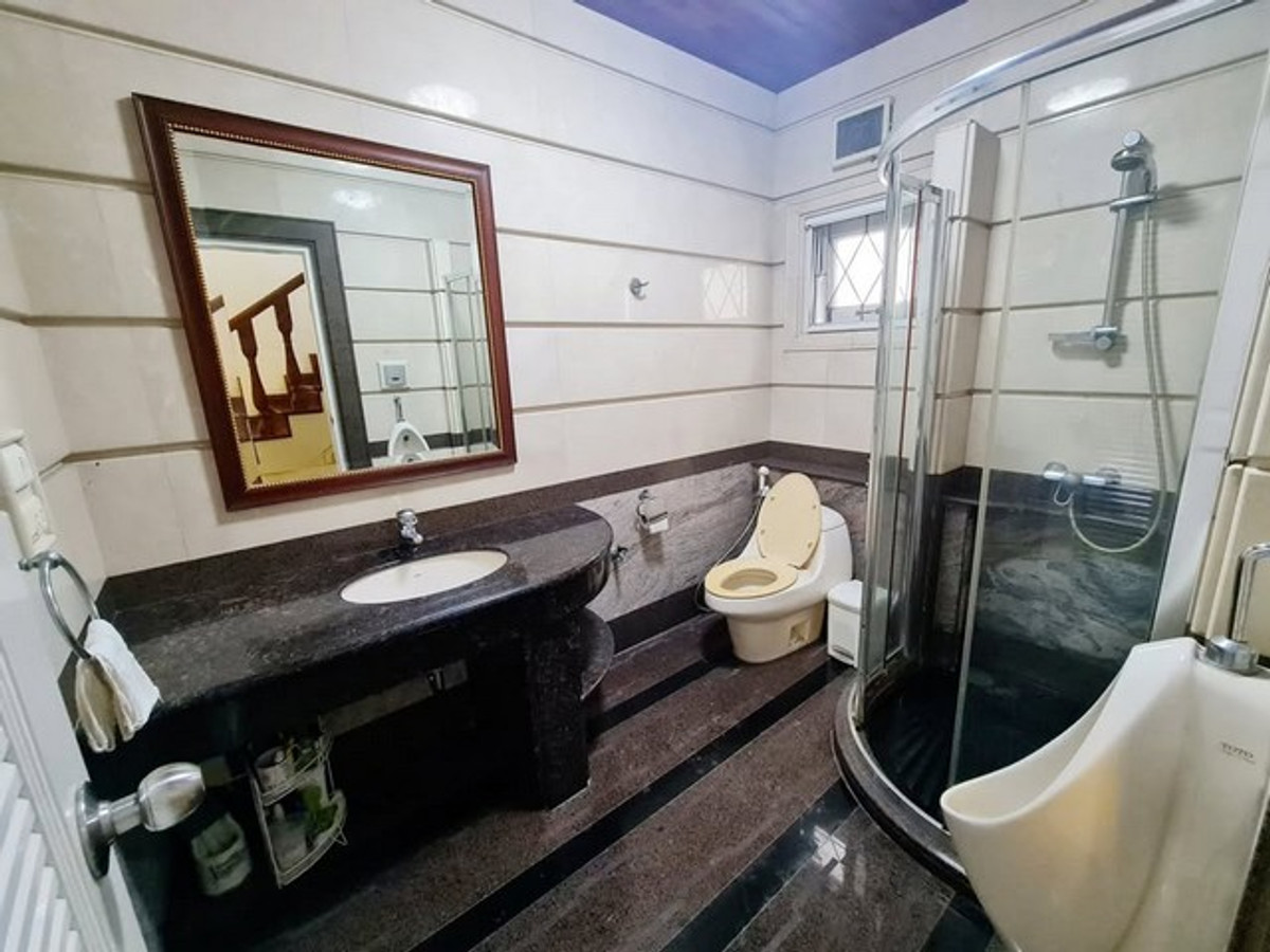 ให้เช่าบ้านเกษตร นวมินทร์ ลาดปลาเค้า : HR3240ให้เช่าบ้านเดี่ยวหลังใหญ่ 5 ห้องนอน ทำเลเลียบด่วน-เกษตรนวมินทร์ หมู่บ้านชวนชื่น ลาดพร้าว  พื้นที่ใช้สอยจุใจ 347 ตร.ม. พร้อมเฟอร์นิเจอร์และเครื่องใช้ไฟฟ้าครบชุด หิ้วกระเป๋าเข้าอยู่ได้เลย