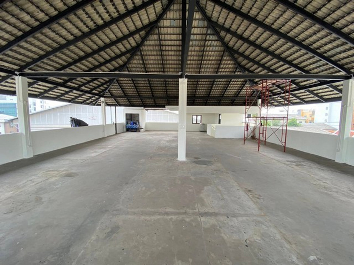 For RentWarehouseBangna, Bearing, Lasalle : HR3239 Warehouse for rent with office Whole house renovated, prime location, Bangna area, KM.2, opposite Central Bangna. Spacious area of ​​almost 1 rai, meets the needs of every SME & E-commerce business.