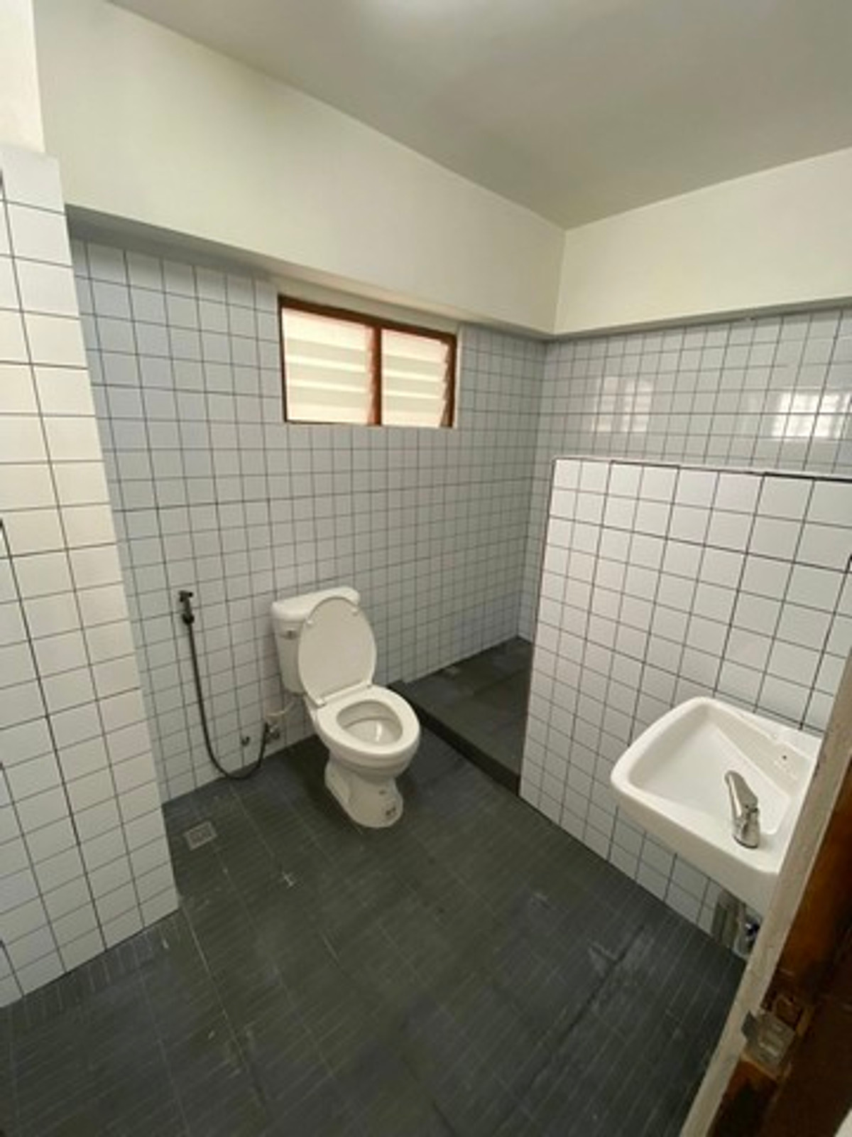 For RentWarehouseBangna, Bearing, Lasalle : HR3239 Warehouse for rent with office Whole house renovated, prime location, Bangna area, KM.2, opposite Central Bangna. Spacious area of ​​almost 1 rai, meets the needs of every SME & E-commerce business.