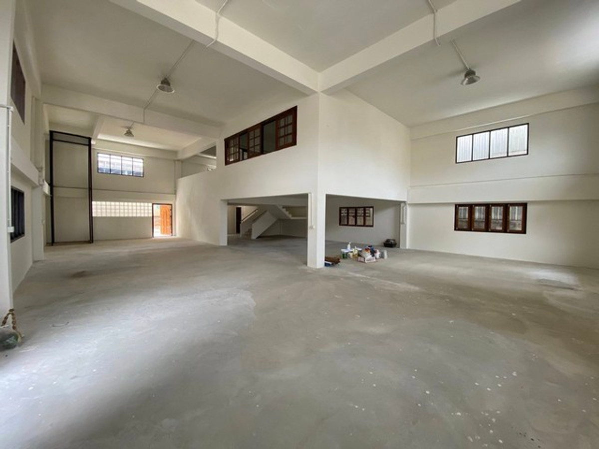 For RentWarehouseBangna, Bearing, Lasalle : HR3239 Warehouse for rent with office Whole house renovated, prime location, Bangna area, KM.2, opposite Central Bangna. Spacious area of ​​almost 1 rai, meets the needs of every SME & E-commerce business.