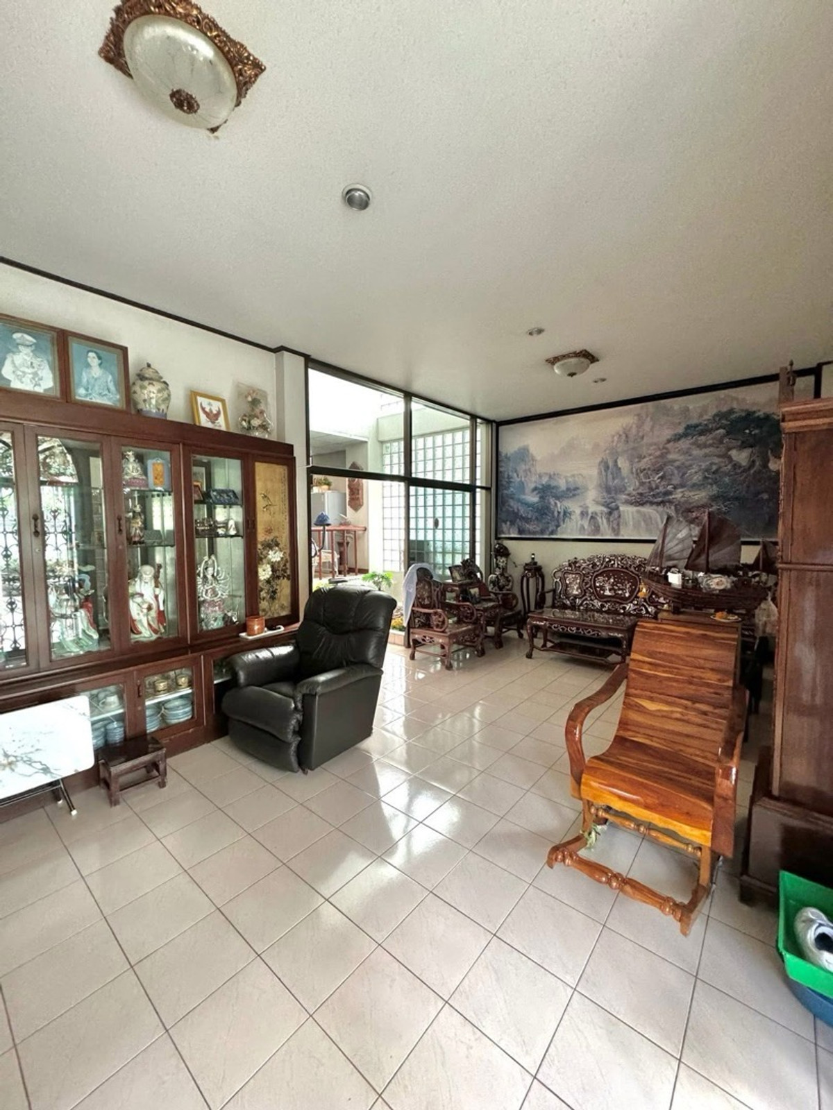 ขายบ้านสาทร นราธิวาส : ขายบ้านเดี่ยว 3 ชั้น ซอยนราธิวาสราชนครินทร์ 18 มี 4 ห้องนอน 3 ห้องน้ำ  1 ห้องอเนกประสงค์ 1 ห้องนั่งเล่น มีโรงจอดรถ จอดได้ 3-4 คัน
