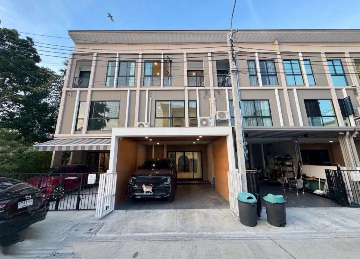 ให้เช่าทาวน์โฮมพัฒนาการ ศรีนครินทร์ : ME2500793 บ้านใหม่เอี่ยม 3 ชั้น Patio ศรีนครินทร์-พระราม 9 วิวสนามกอล์ฟ ใกล้ รร.นานาชาติ