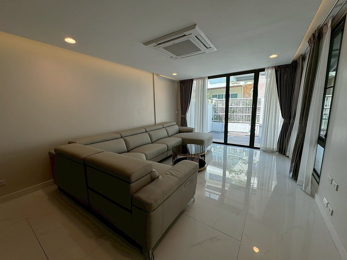 For RentHouseSukhumvit, Asoke, Thonglor : Fully renovated 4-bedroom house in Phrom Phong ** NO CO-AGENT ** 