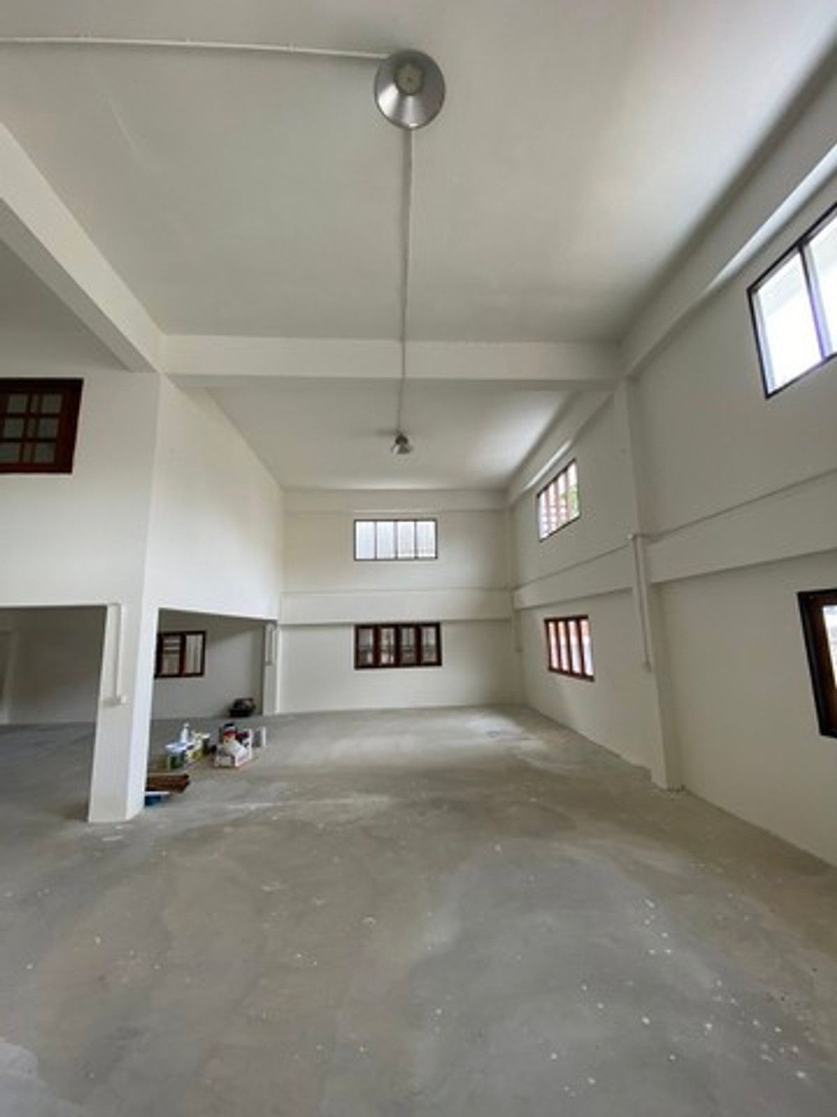 For RentWarehouseBangna, Bearing, Lasalle : HR3239 Warehouse for rent with office Whole house renovated, prime location, Bangna area, KM.2, opposite Central Bangna. Spacious area of ​​almost 1 rai, meets the needs of every SME & E-commerce business.
