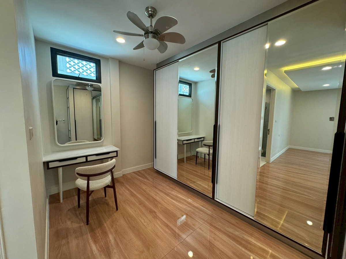 For RentHouseSukhumvit, Asoke, Thonglor : Fully renovated 4-bedroom house in Phrom Phong ** NO CO-AGENT ** 