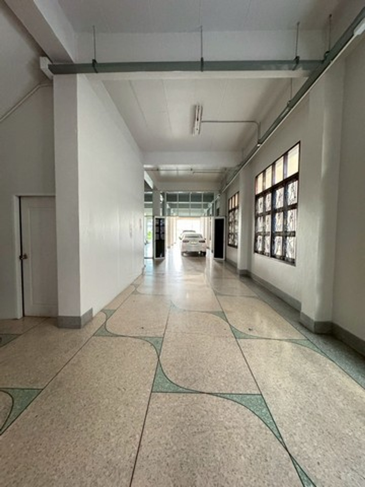 ให้เช่าอาคารพาณิชย์พัฒนาการ ศรีนครินทร์ : HR3224ให้เช่าอาคารพาณิชย์พื้นที่ใหญ่ 1,100 ตร.ม. ทำเลทองติดถนนศรีนครินทร์ หน้าร้านโดดเด่นติดถนนใหญ่ (ฝั่งซีคอนสแควร์) | ใกล้ MRT ศรีนุช เพียงไม่กี่ก้าว