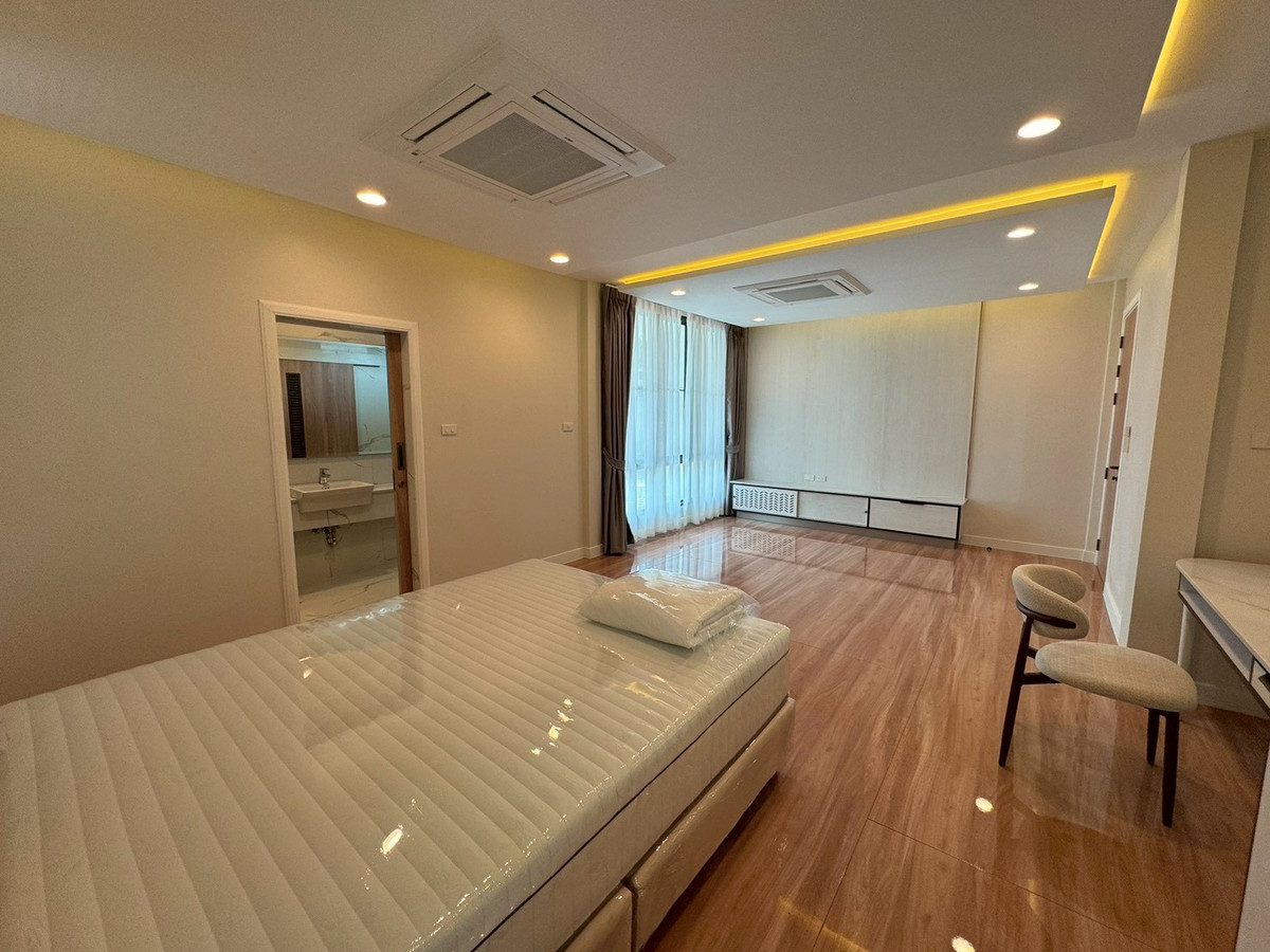 For RentHouseSukhumvit, Asoke, Thonglor : Fully renovated 4-bedroom house in Phrom Phong ** NO CO-AGENT ** 