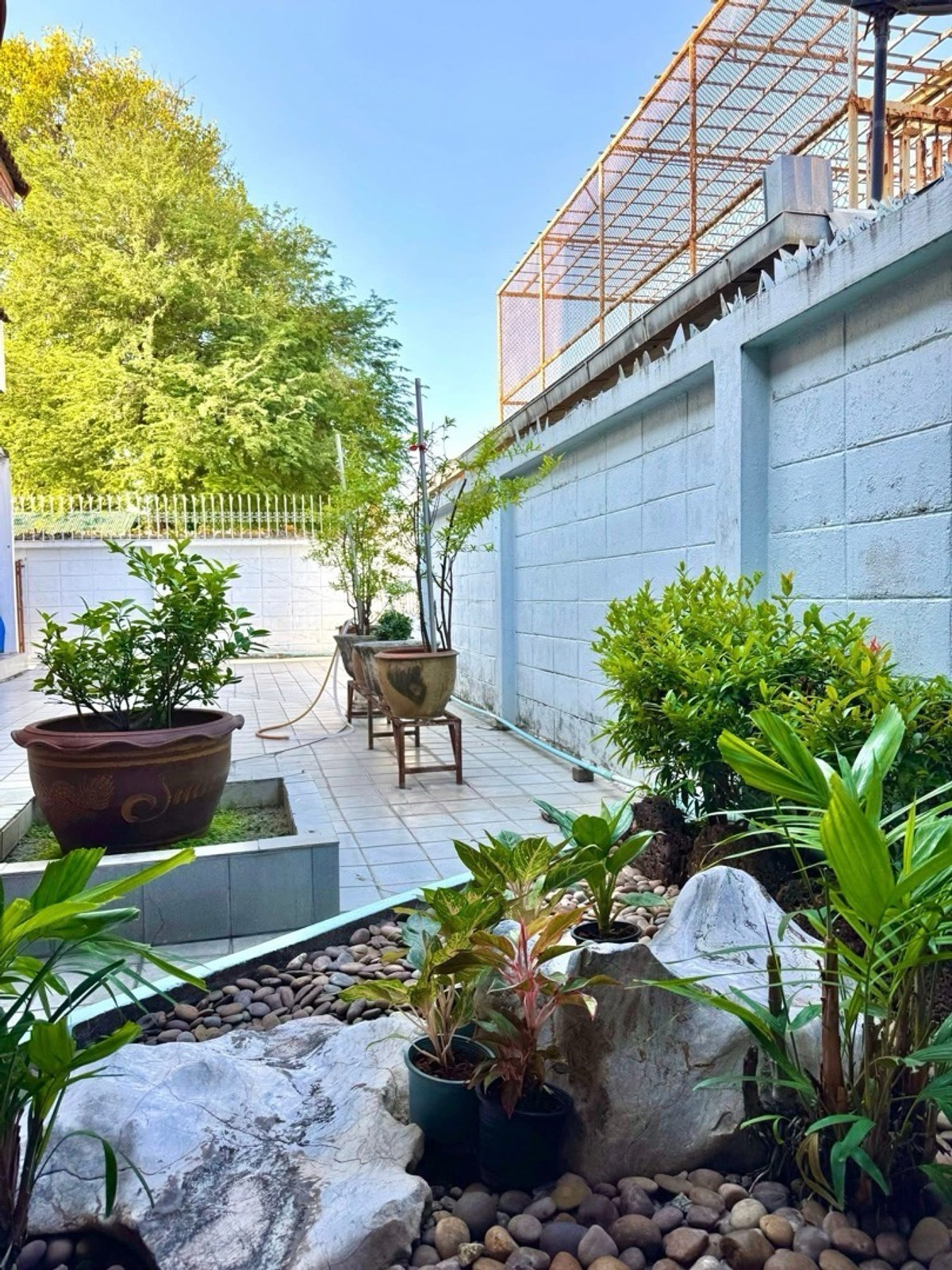 ขายบ้านสาทร นราธิวาส : ขายบ้านเดี่ยว 3 ชั้น ซอยนราธิวาสราชนครินทร์ 18 มี 4 ห้องนอน 3 ห้องน้ำ  1 ห้องอเนกประสงค์ 1 ห้องนั่งเล่น มีโรงจอดรถ จอดได้ 3-4 คัน
