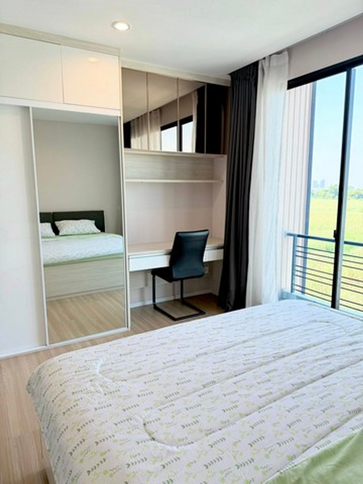 For RentTownhomePattanakan, Srinakarin : HR3237 corner townhome for rent Luxurious built-ins throughout the house, Nirvana Define Srinakarin-Rama 9, location next to the main road. ""New Krungthep Kreetha"" Travel into Rama 9 city in just a few minutes.