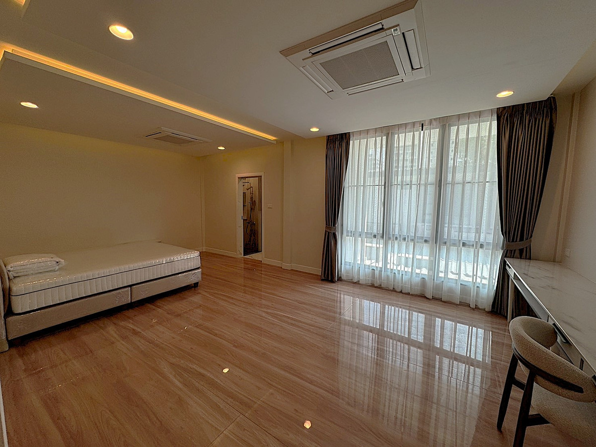 For RentHouseSukhumvit, Asoke, Thonglor : Fully renovated 4-bedroom house in Phrom Phong ** NO CO-AGENT ** 