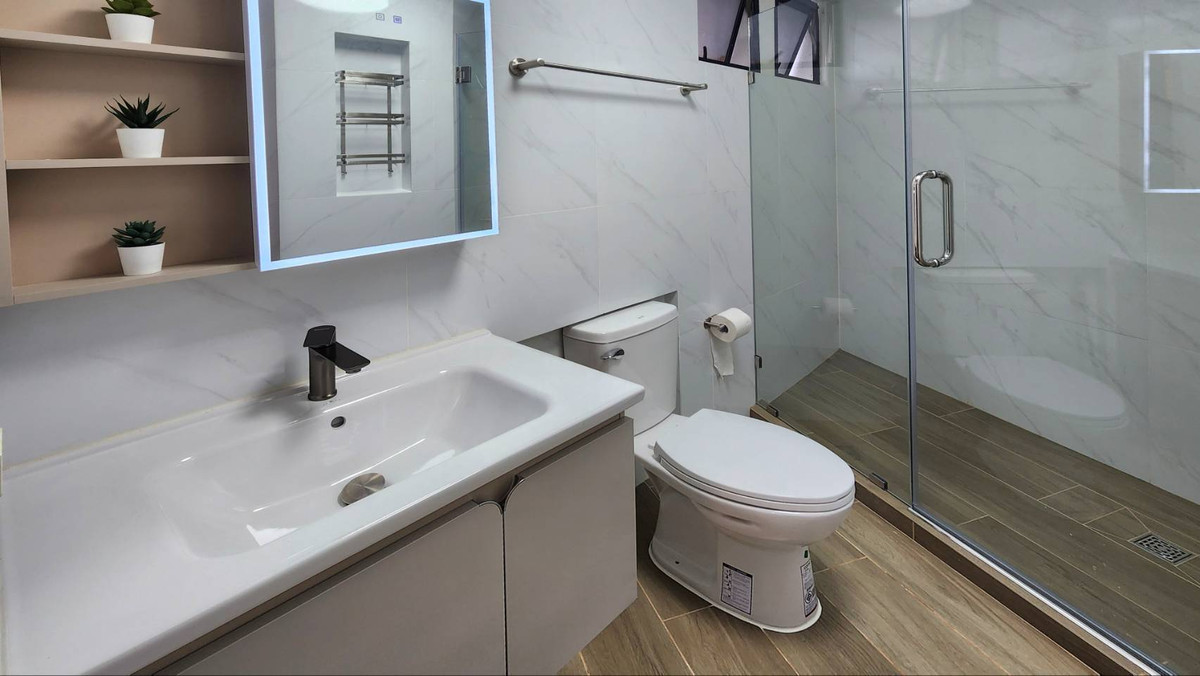 For RentCondoSukhumvit, Asoke, Thonglor : Recently renovated room, 3 bedrooms, 3 bathrooms, high floor, 223 sq m., 85,000.- baht.