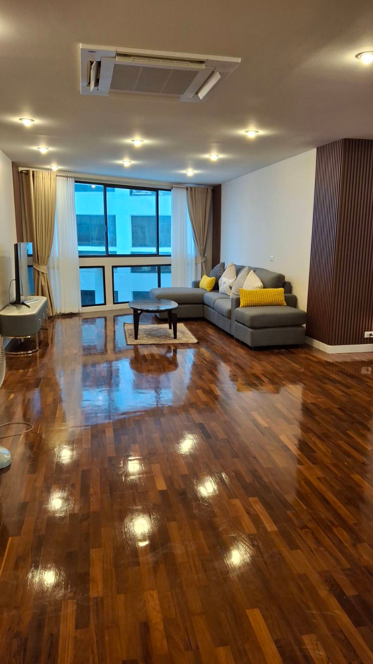 For RentCondoSukhumvit, Asoke, Thonglor : Recently renovated room, 3 bedrooms, 3 bathrooms, high floor, 223 sq m., 85,000.- baht.