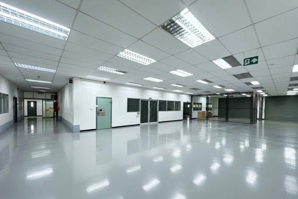 ขายโรงงานลาดกระบัง สุวรรณภูมิ : ขายโรงงาน ลาดกระบัง ผังเมืองสีม่วง พร้อมใบอนุญาตโรงงาน มีโกดังและออฟฟิศ พื้นที่ใช้สอย 6,700 ตร.ม ใกล้สนามบินสุวรรณภูมิ เหมาะลงทุนและดำเนินกิจการทันที
