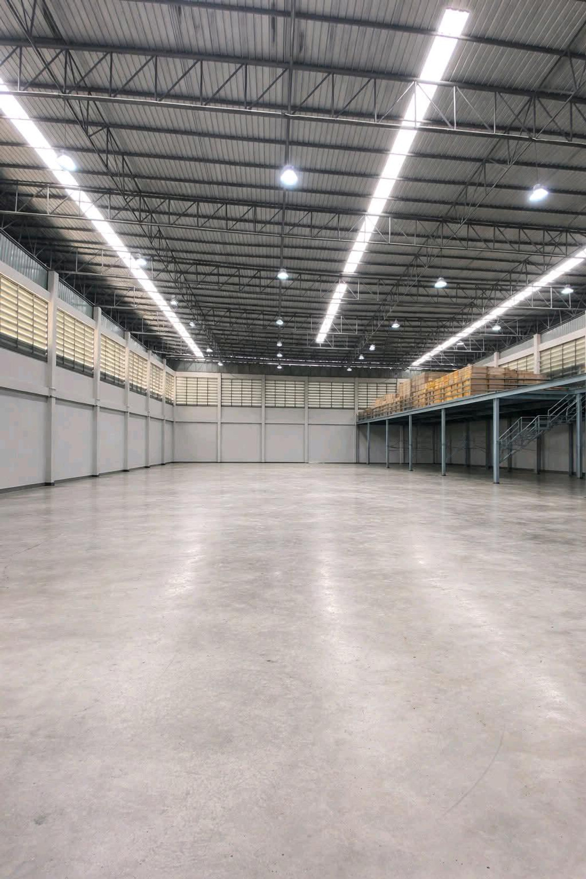 For RentFactoryMahachai Samut Sakhon : 🏭 Factory / warehouse for rent, Krathum Baen, Samut Sakhon 
, area over 5,000 sq m | 3-phase power 50 KVA | Trailer can enter | No common fees.