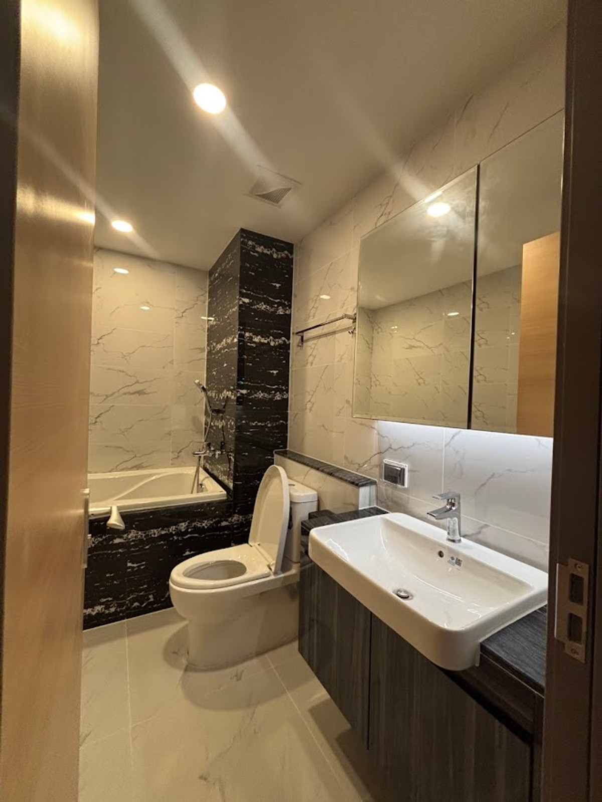 ให้เช่าคอนโดพระราม 3 สาธุประดิษฐ์ : ✨ ให้เช่า! ห้องใหม่เอี่ยม Duplex คอนโด Sapphire พระราม 3  (2 นอน 2 น้ำ) วิวโค้งน้ำเจ้าพระยา เพียง 35,000.-/เดือน