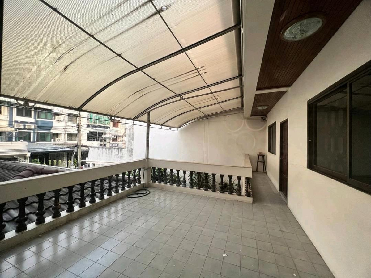 For SaleHouseSathorn, Narathiwat : Urgent sale
3 story house
Well decorated and ready to move in.
.
Soi Charoen Krung area