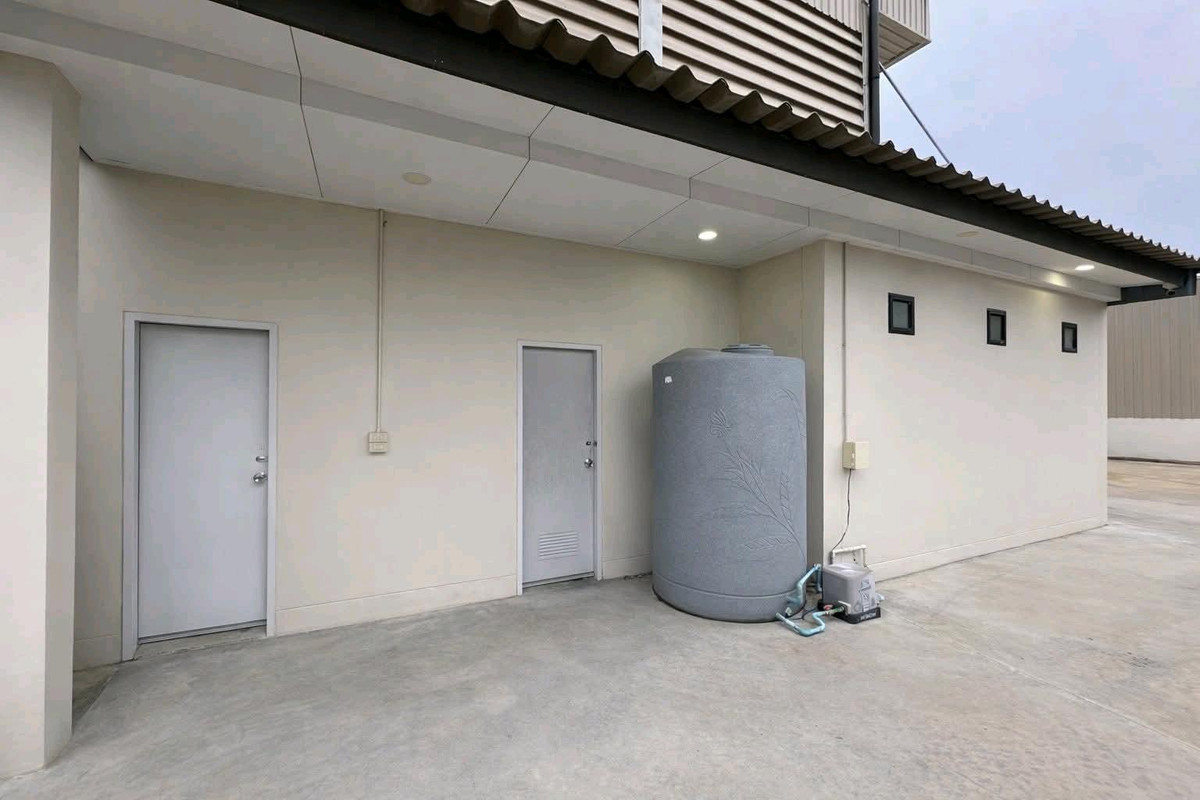 For RentFactoryMahachai Samut Sakhon : 🏭 Factory / warehouse for rent, Krathum Baen, Samut Sakhon 
, area over 5,000 sq m | 3-phase power 50 KVA | Trailer can enter | No common fees.