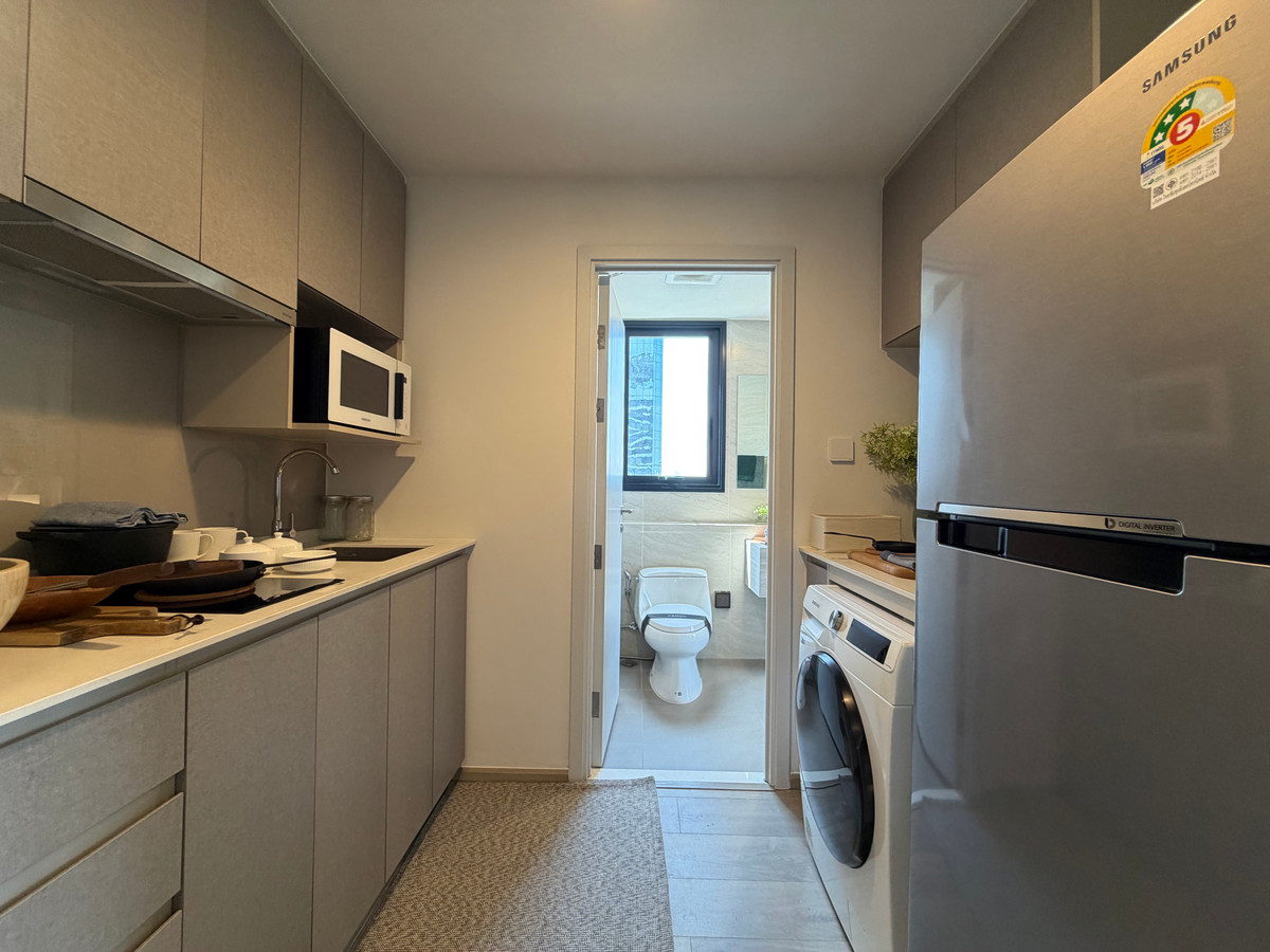 For SaleCondoKhlongtoei, Kluaynamthai : Selling the crown residences, condo on Rama 4 Road, size 2 bedrooms, receive special offers from the project.