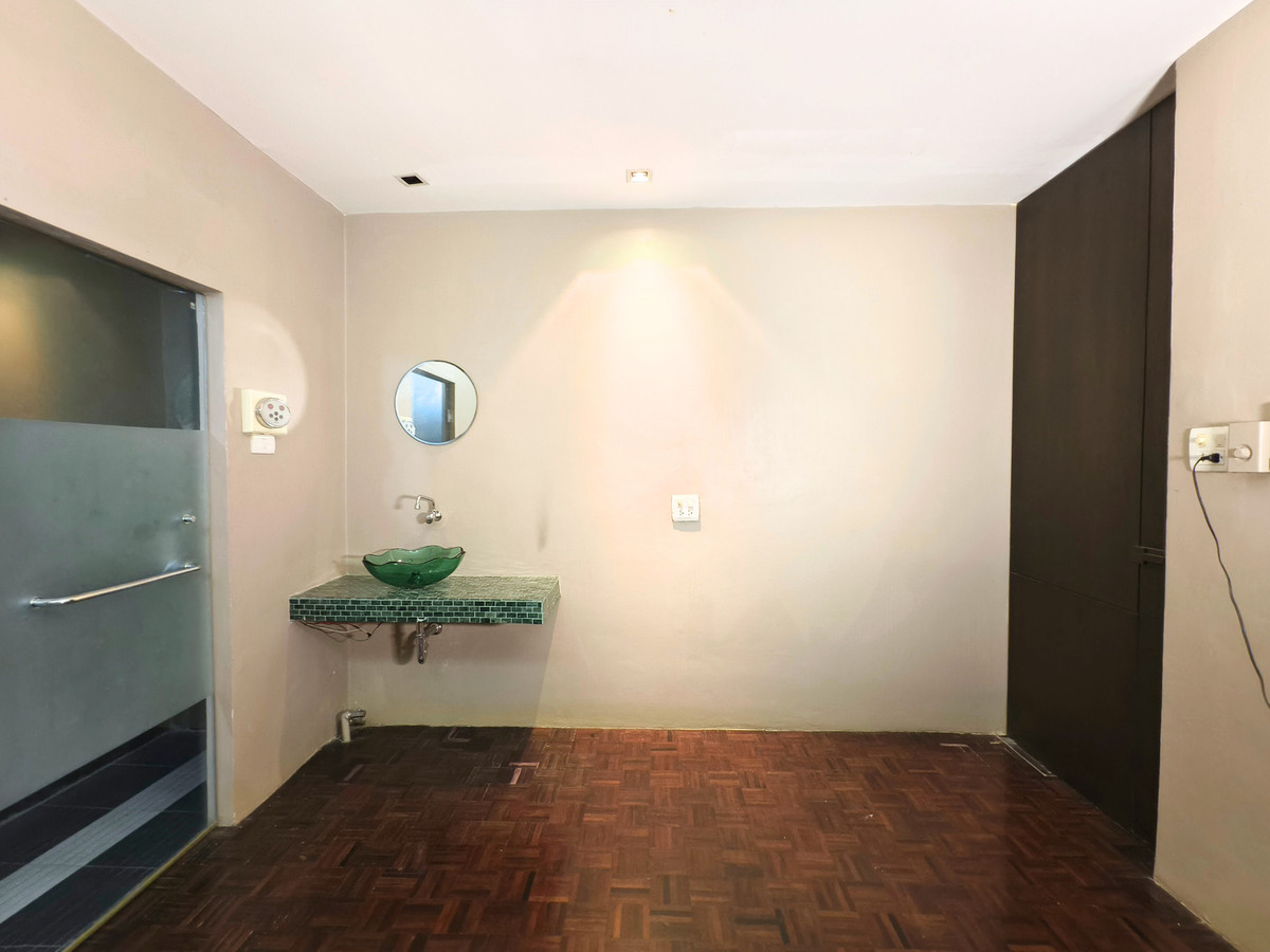 For SaleHouseKasetsart, Ratchayothin : For sale, single-storey detached house, Bali style, Soi Ratchada 36 (Charoensukniwet Village 5), 500 meters from the entrance of the alley, 68 sq m, 4 bedrooms, 5 bathrooms, 1 multi-purpose room. Near the BTS Lat Phrao and Ratchayothin.