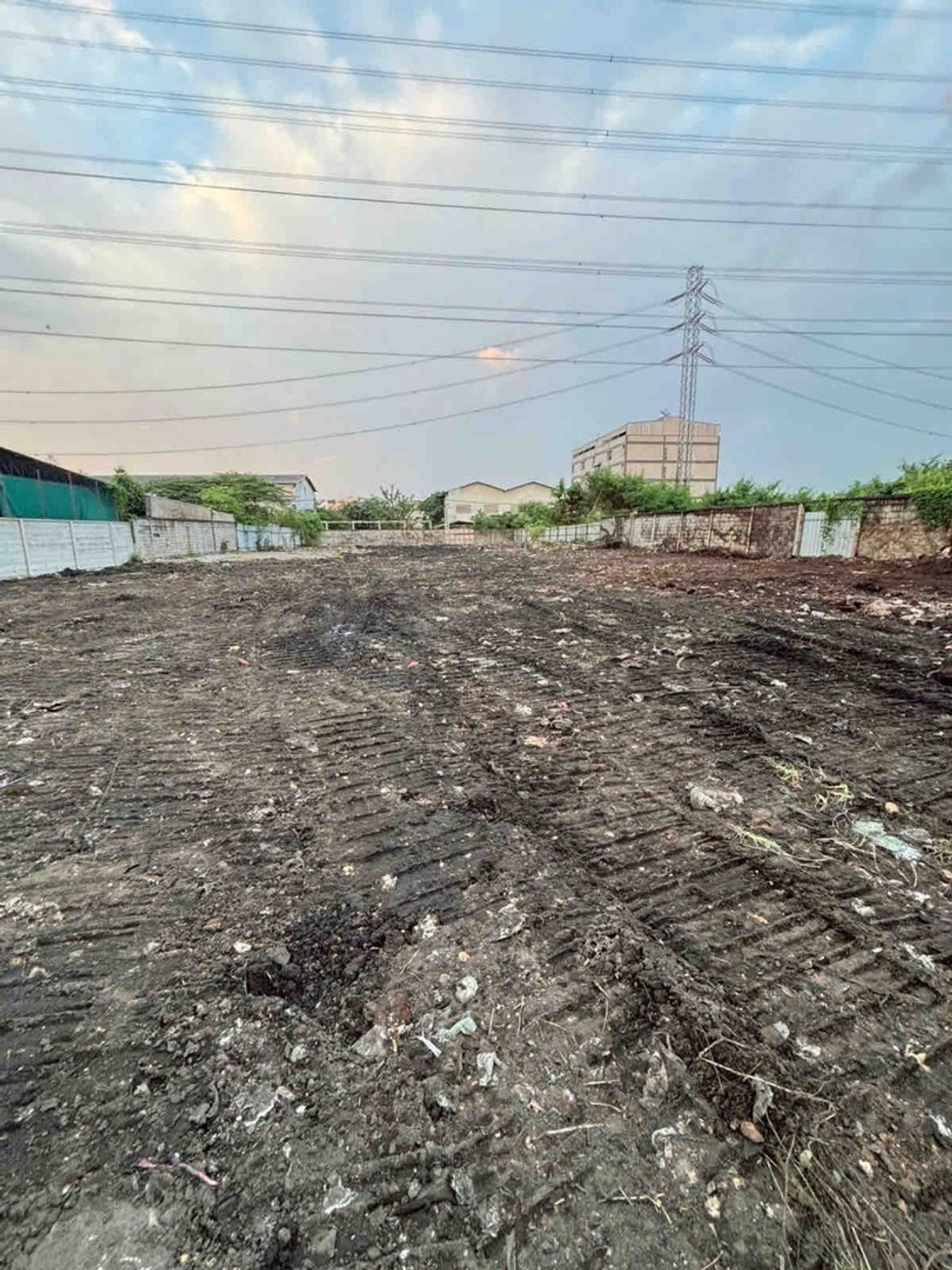 For RentLandBang kae, Phetkasem : Land for rent, good location, next to 7-Eleven, Soi Phetkasem 63, with entrances and exits on both sides.