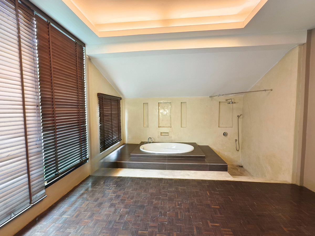 For SaleHouseKasetsart, Ratchayothin : For sale, single-storey detached house, Bali style, Soi Ratchada 36 (Charoensukniwet Village 5), 500 meters from the entrance of the alley, 68 sq m, 4 bedrooms, 5 bathrooms, 1 multi-purpose room. Near the BTS Lat Phrao and Ratchayothin.