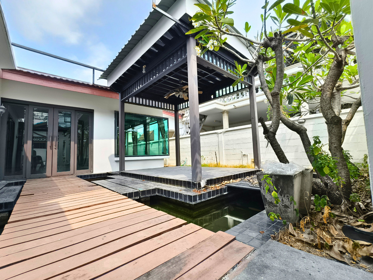 For SaleHouseKasetsart, Ratchayothin : For sale, single-storey detached house, Bali style, Soi Ratchada 36 (Charoensukniwet Village 5), 500 meters from the entrance of the alley, 68 sq m, 4 bedrooms, 5 bathrooms, 1 multi-purpose room. Near the BTS Lat Phrao and Ratchayothin.