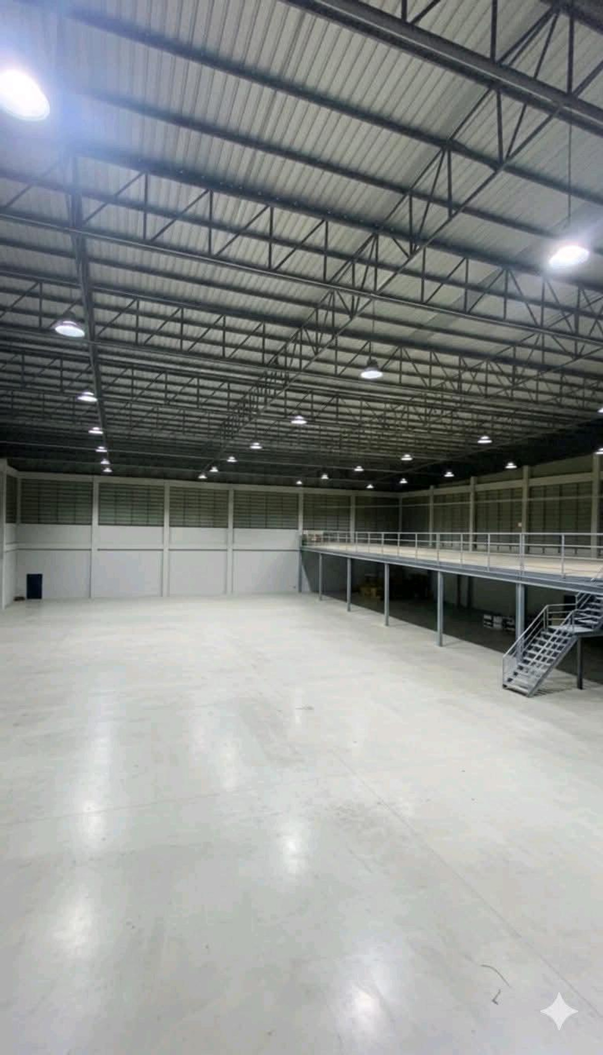 For RentFactoryMahachai Samut Sakhon : 🏭 Factory / warehouse for rent, Krathum Baen, Samut Sakhon 
, area over 5,000 sq m | 3-phase power 50 KVA | Trailer can enter | No common fees.