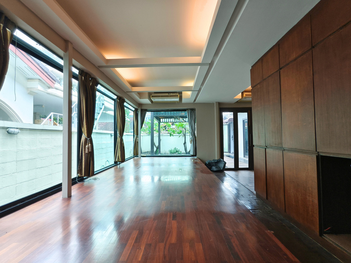 For SaleHouseKasetsart, Ratchayothin : For sale, single-storey detached house, Bali style, Soi Ratchada 36 (Charoensukniwet Village 5), 500 meters from the entrance of the alley, 68 sq m, 4 bedrooms, 5 bathrooms, 1 multi-purpose room. Near the BTS Lat Phrao and Ratchayothin.