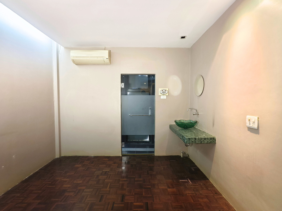 For SaleHouseKasetsart, Ratchayothin : For sale, single-storey detached house, Bali style, Soi Ratchada 36 (Charoensukniwet Village 5), 500 meters from the entrance of the alley, 68 sq m, 4 bedrooms, 5 bathrooms, 1 multi-purpose room. Near the BTS Lat Phrao and Ratchayothin.