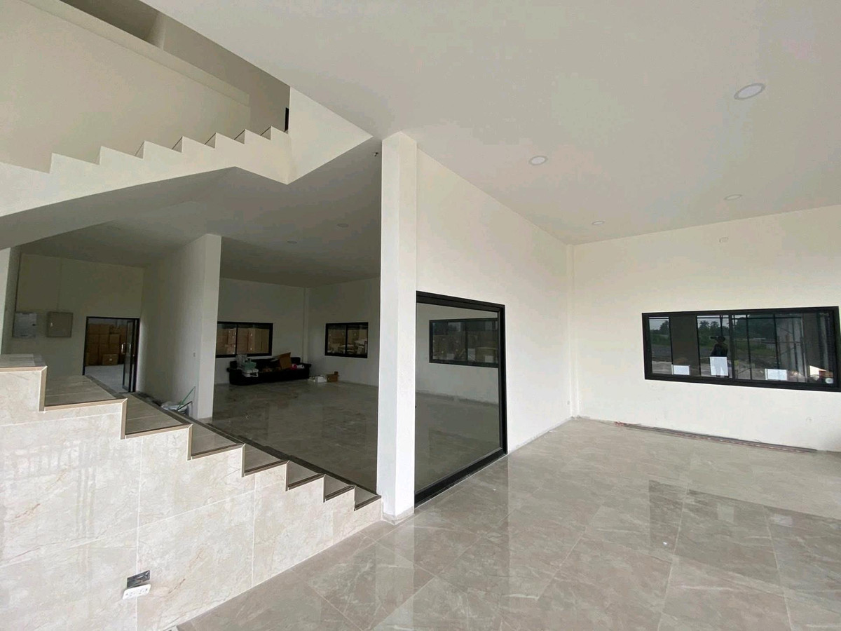 For RentFactoryMahachai Samut Sakhon : 🏭 Factory / warehouse for rent, Krathum Baen, Samut Sakhon 
, area over 5,000 sq m | 3-phase power 50 KVA | Trailer can enter | No common fees.