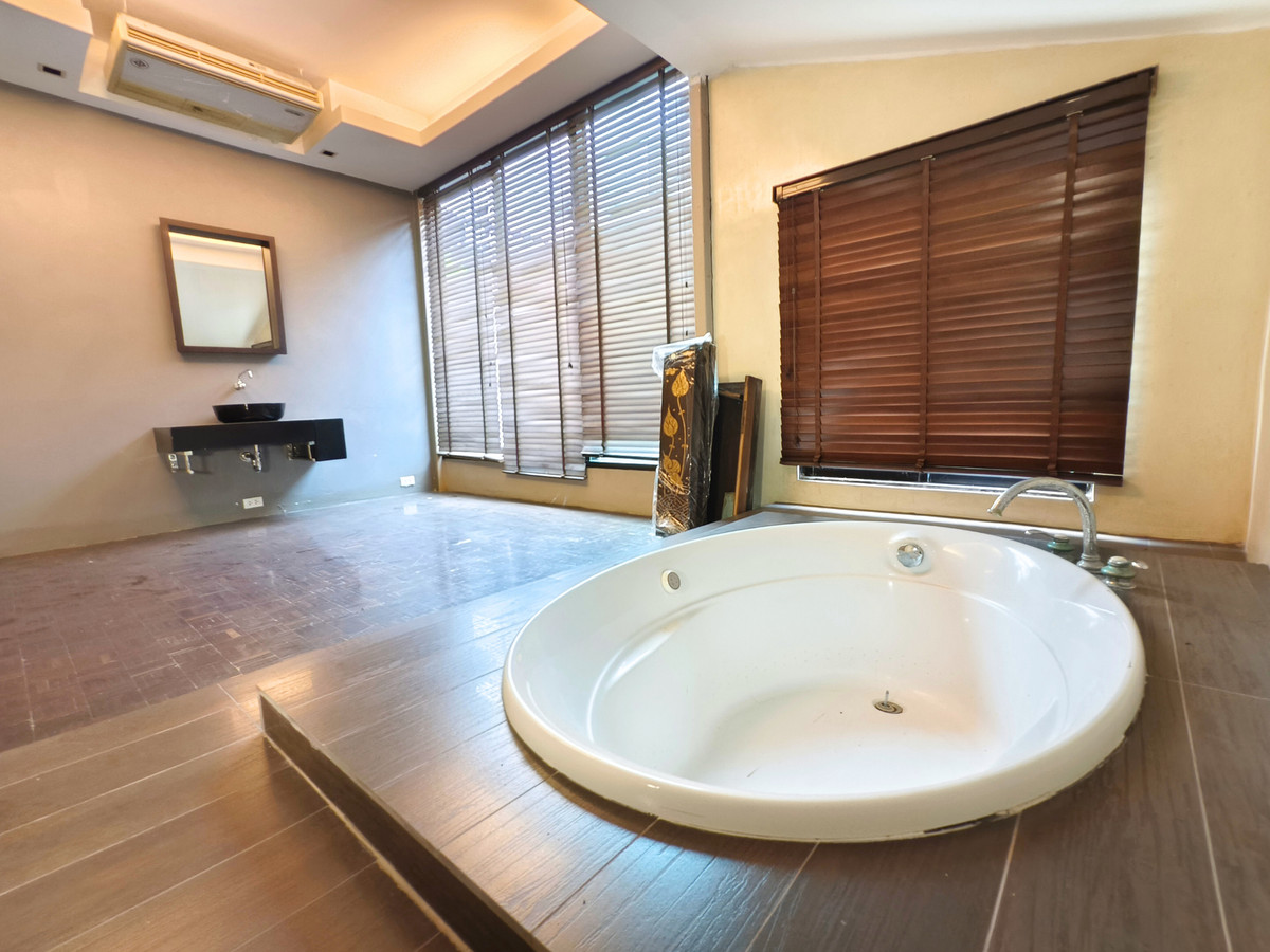 For SaleHouseKasetsart, Ratchayothin : For sale, single-storey detached house, Bali style, Soi Ratchada 36 (Charoensukniwet Village 5), 500 meters from the entrance of the alley, 68 sq m, 4 bedrooms, 5 bathrooms, 1 multi-purpose room. Near the BTS Lat Phrao and Ratchayothin.