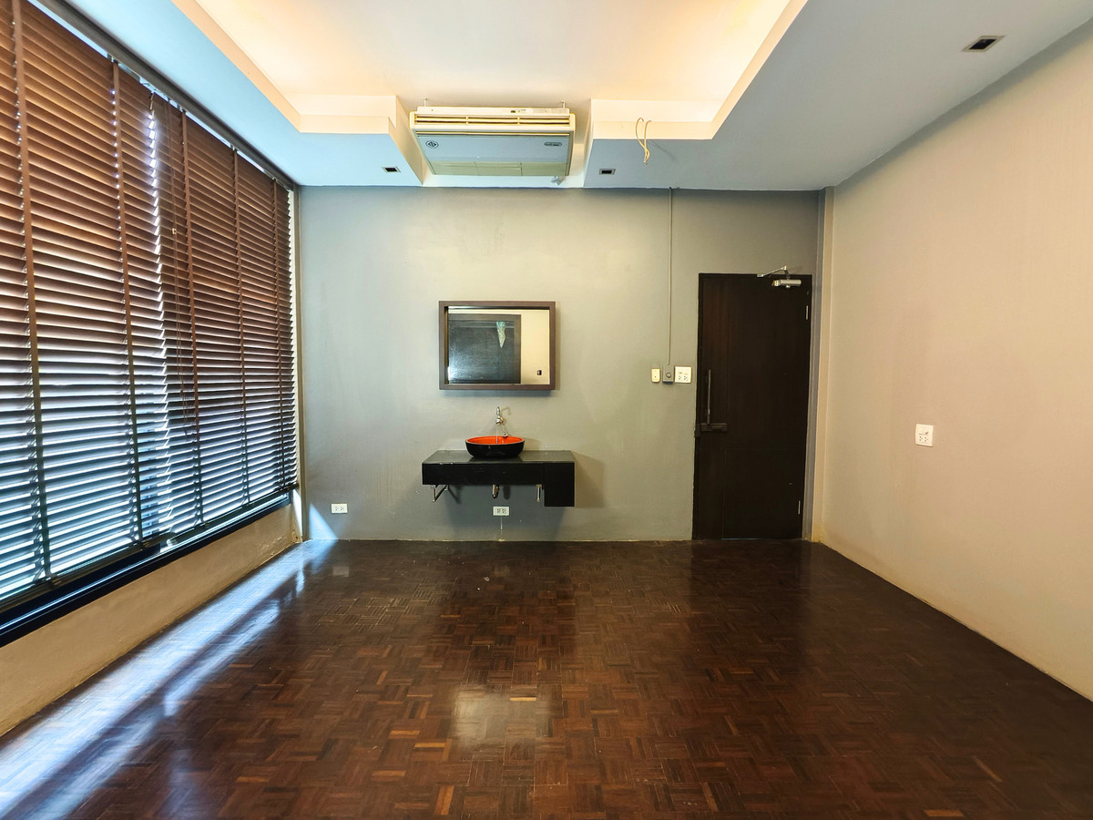 For SaleHouseKasetsart, Ratchayothin : For sale, single-storey detached house, Bali style, Soi Ratchada 36 (Charoensukniwet Village 5), 500 meters from the entrance of the alley, 68 sq m, 4 bedrooms, 5 bathrooms, 1 multi-purpose room. Near the BTS Lat Phrao and Ratchayothin.