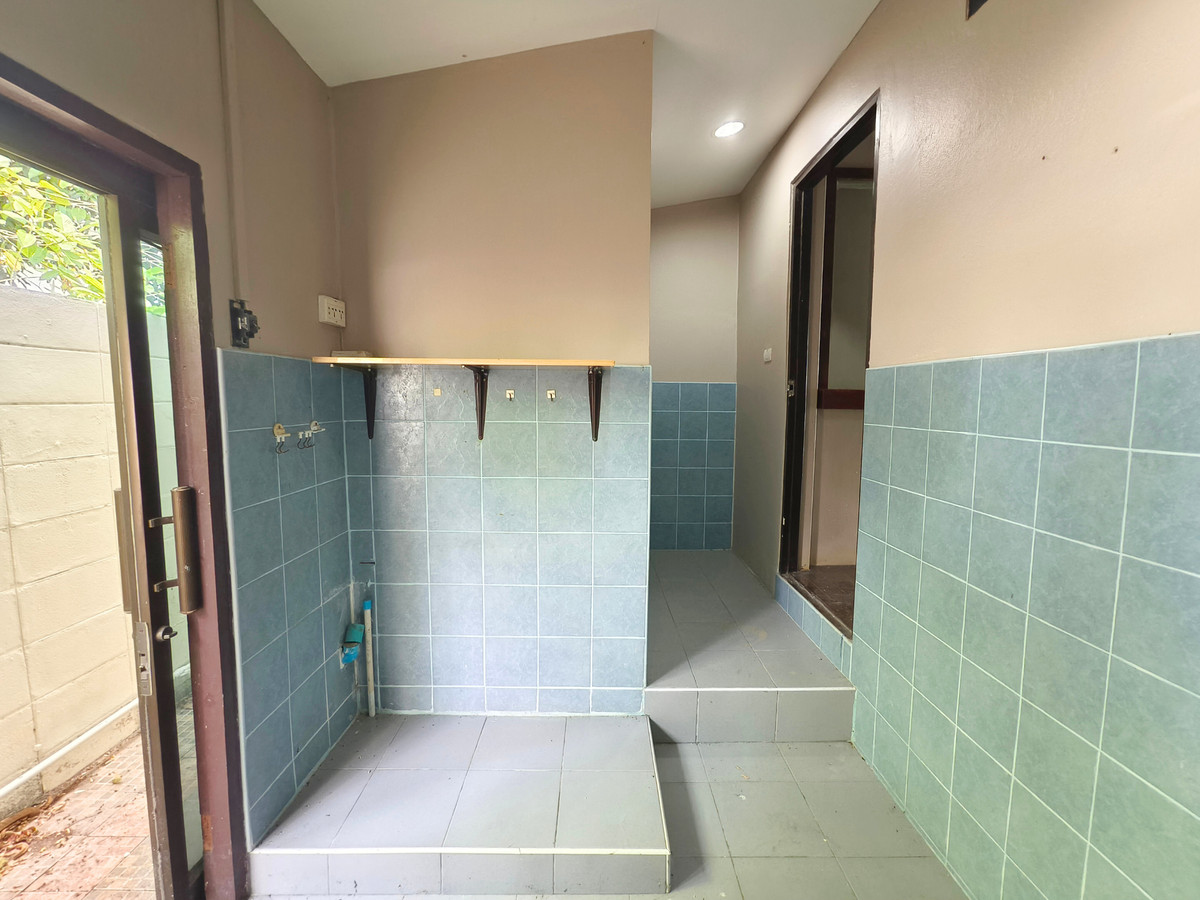 For SaleHouseKasetsart, Ratchayothin : For sale, single-storey detached house, Bali style, Soi Ratchada 36 (Charoensukniwet Village 5), 500 meters from the entrance of the alley, 68 sq m, 4 bedrooms, 5 bathrooms, 1 multi-purpose room. Near the BTS Lat Phrao and Ratchayothin.