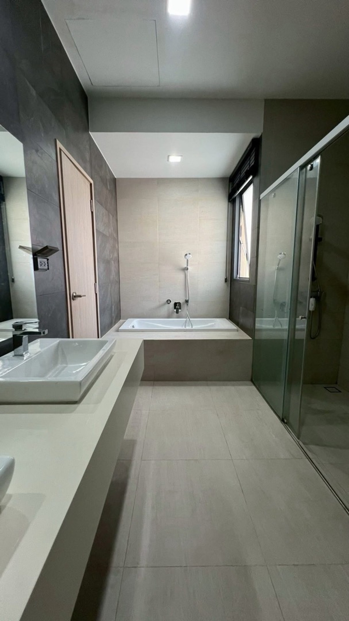 ขายทาวน์โฮมลาดพร้าว101 แฮปปี้แลนด์ : ขายทาวน์โฮมหรู THER LADPRAO 93 ลาดพร้าว 93 บ้านเพดานสูง Double Volume 5.8 เมตร 4 ห้องนอน พื้นที่ 246.62 ตร.ม ใกล้ CDC และ The Mall บางกะปิ