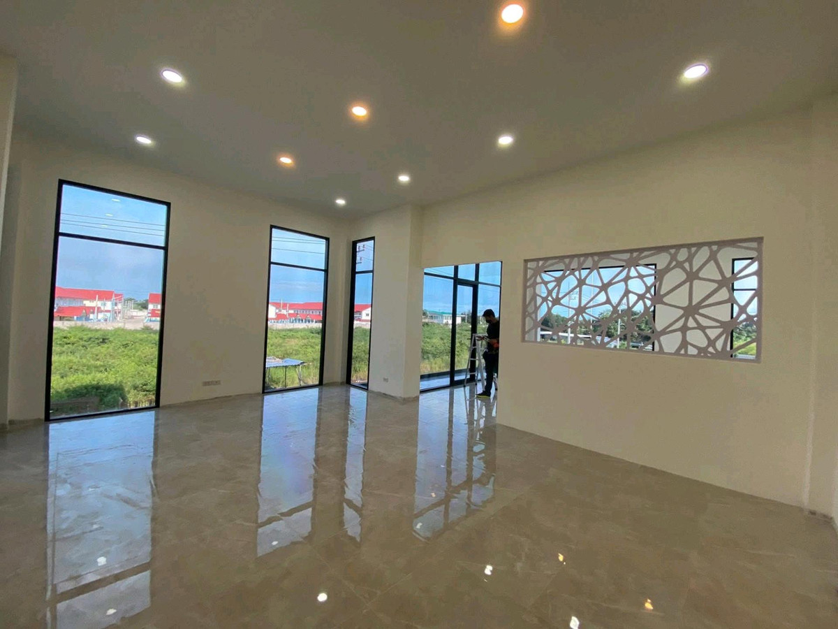 For RentFactoryMahachai Samut Sakhon : 🏭 Factory / warehouse for rent, Krathum Baen, Samut Sakhon 
, area over 5,000 sq m | 3-phase power 50 KVA | Trailer can enter | No common fees.