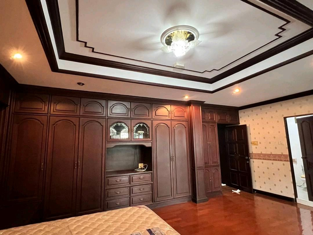 For SaleHouseSathorn, Narathiwat : Urgent sale
3 story house
Well decorated and ready to move in.
.
Soi Charoen Krung area