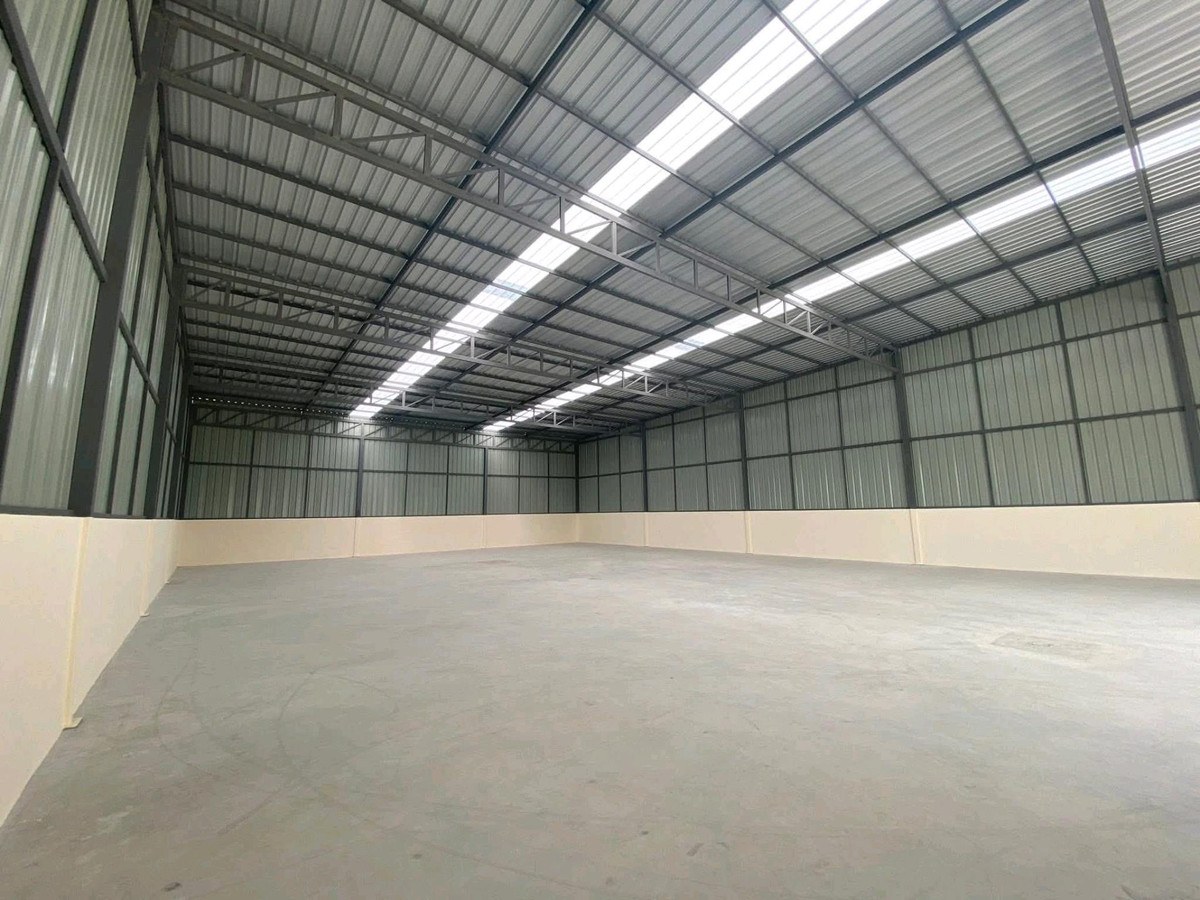 For RentFactoryMahachai Samut Sakhon : 🏭 Factory / warehouse for rent, Krathum Baen, Samut Sakhon 
, area over 5,000 sq m | 3-phase power 50 KVA | Trailer can enter | No common fees.