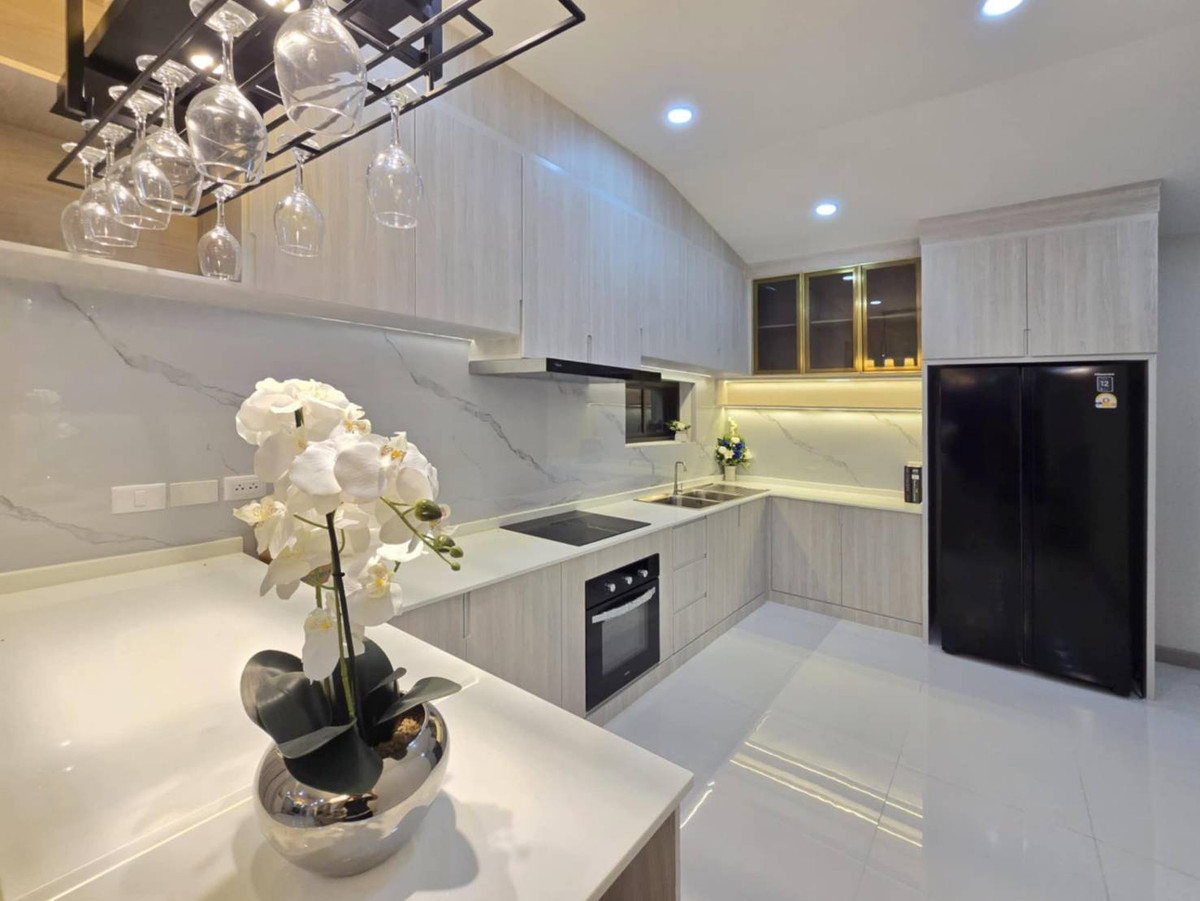 For SaleHousePattaya, Bangsaen, Chonburi : 🔥 Spacious 4 Bedroom House for Sale in Pattaya | 110 Sq.Wah | Near Tara Pattana & Phoenix | Only 11 MB 🔥