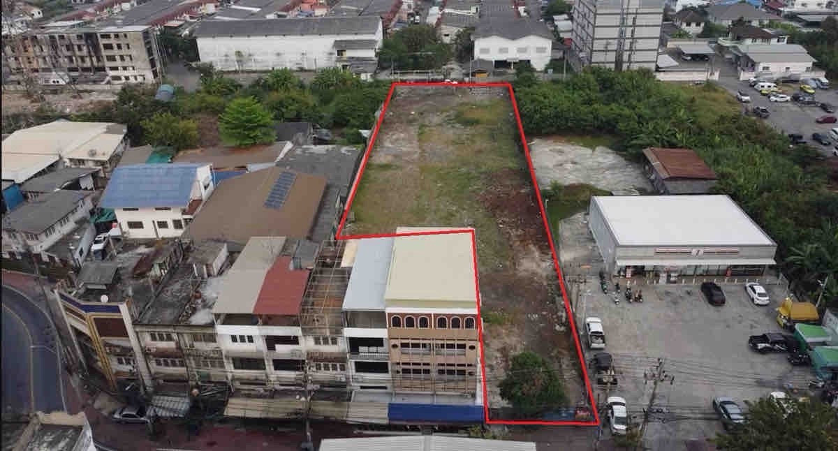 For RentLandBang kae, Phetkasem : Land for rent, good location, next to 7-Eleven, Soi Phetkasem 63, with entrances and exits on both sides.