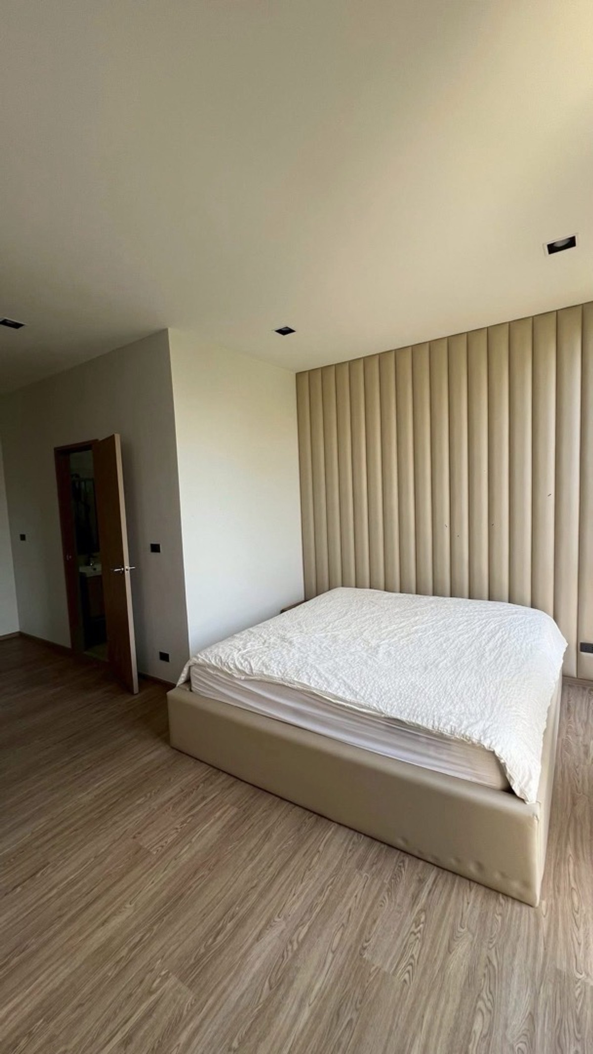 ขายทาวน์โฮมลาดพร้าว101 แฮปปี้แลนด์ : ขายทาวน์โฮมหรู THER LADPRAO 93 ลาดพร้าว 93 บ้านเพดานสูง Double Volume 5.8 เมตร 4 ห้องนอน พื้นที่ 246.62 ตร.ม ใกล้ CDC และ The Mall บางกะปิ