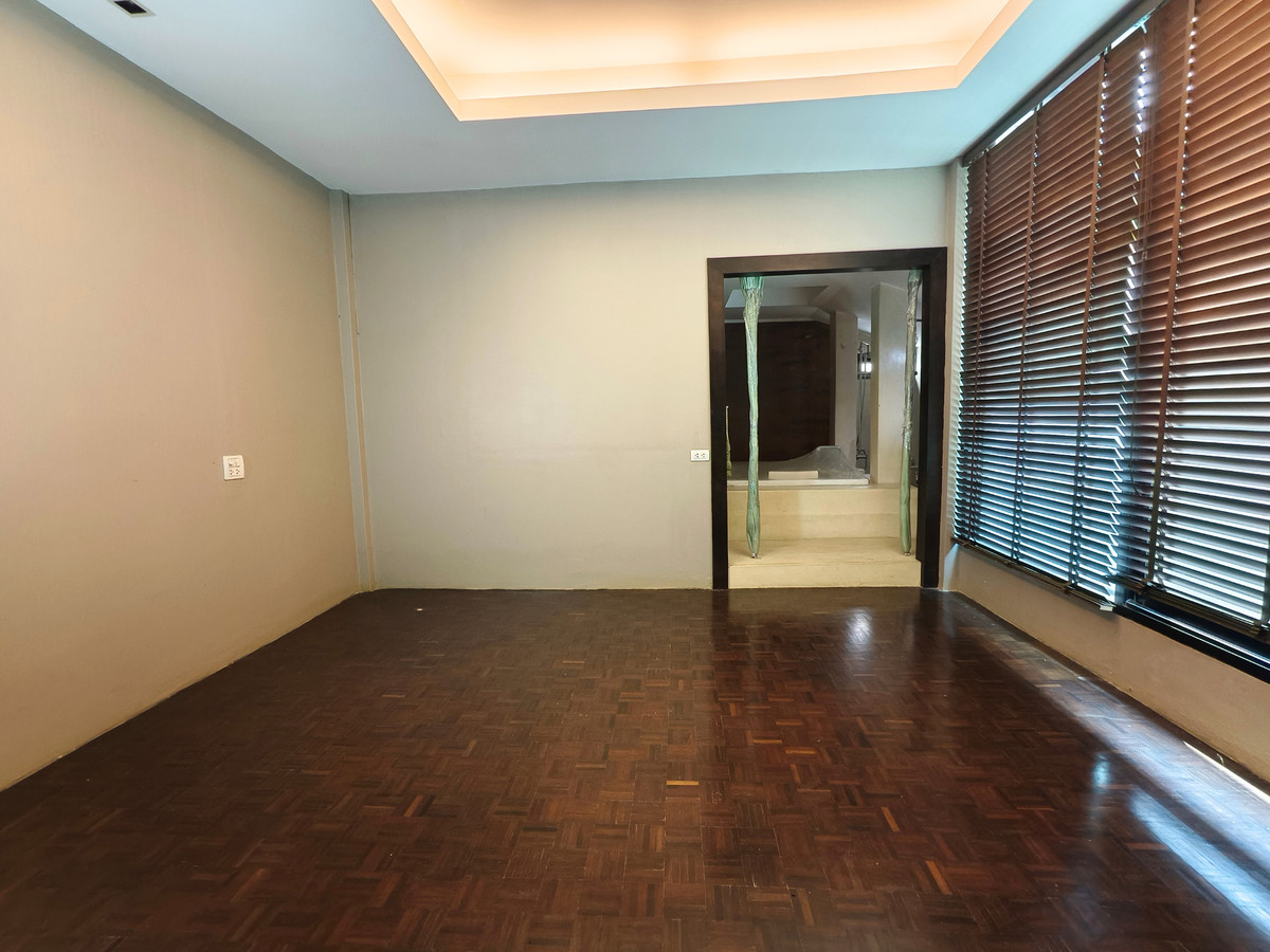 For SaleHouseKasetsart, Ratchayothin : For sale, single-storey detached house, Bali style, Soi Ratchada 36 (Charoensukniwet Village 5), 500 meters from the entrance of the alley, 68 sq m, 4 bedrooms, 5 bathrooms, 1 multi-purpose room. Near the BTS Lat Phrao and Ratchayothin.