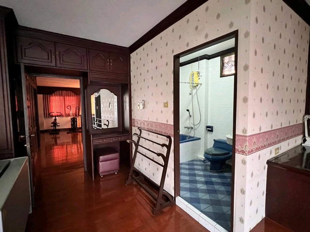 For SaleHouseSathorn, Narathiwat : Urgent sale
3 story house
Well decorated and ready to move in.
.
Soi Charoen Krung area