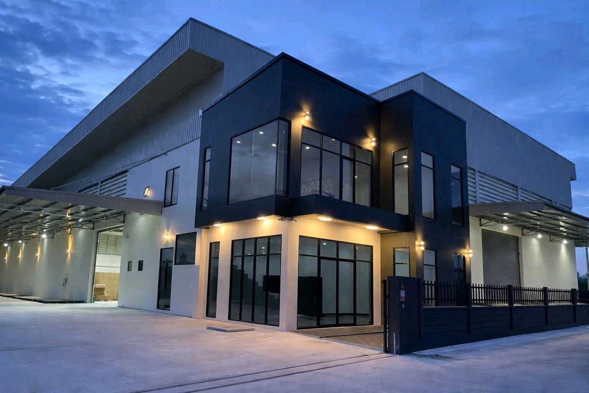 For RentFactoryMahachai Samut Sakhon : 🏭 Factory / warehouse for rent, Krathum Baen, Samut Sakhon 
, area over 5,000 sq m | 3-phase power 50 KVA | Trailer can enter | No common fees.